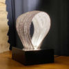 La création design de la lampe Laurie est idéale pour une lumière diffuse et douce dans un salon