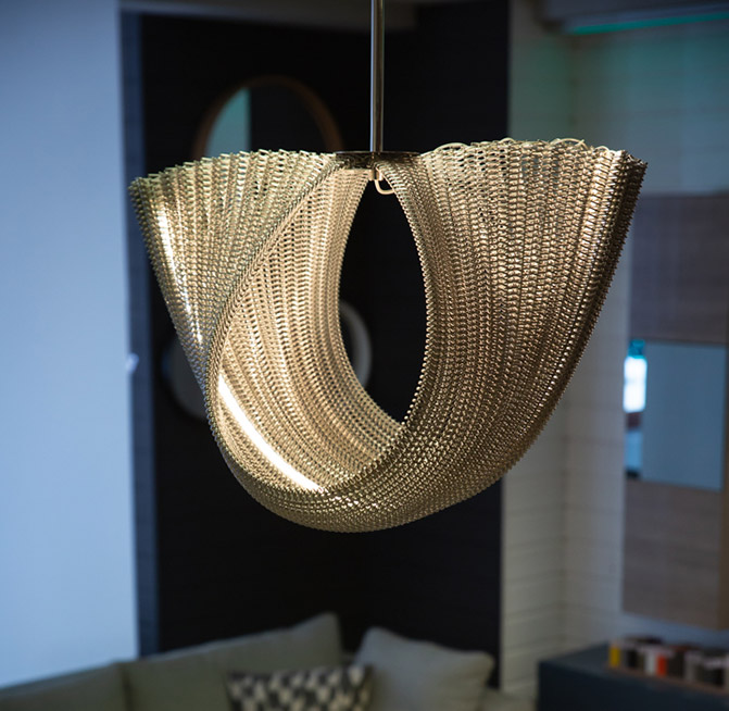 Belle diffusion de lumière de la suspension Hania aux formes artistique