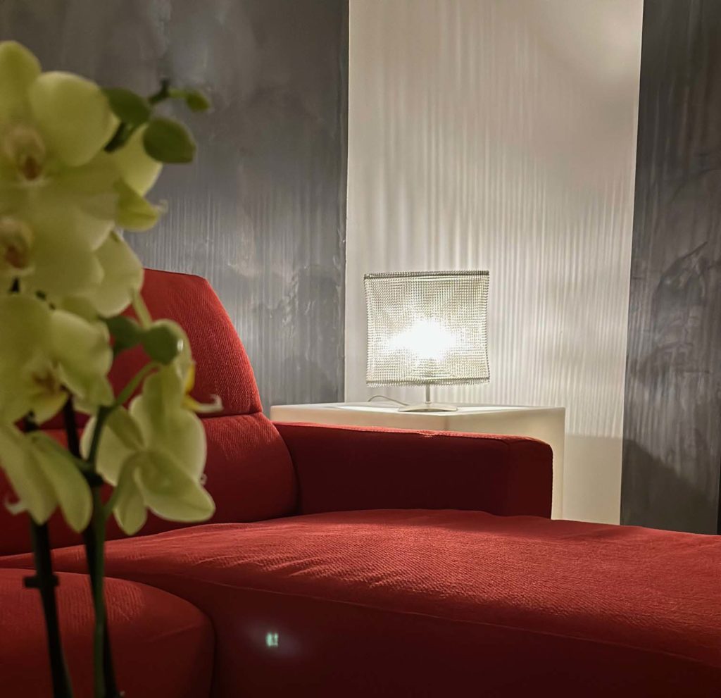 La lampe Laurie dans le salon avec les projections tissées sur les murs