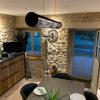 Suspension tubulaire au dessus d'une table dans une cuisine moderne